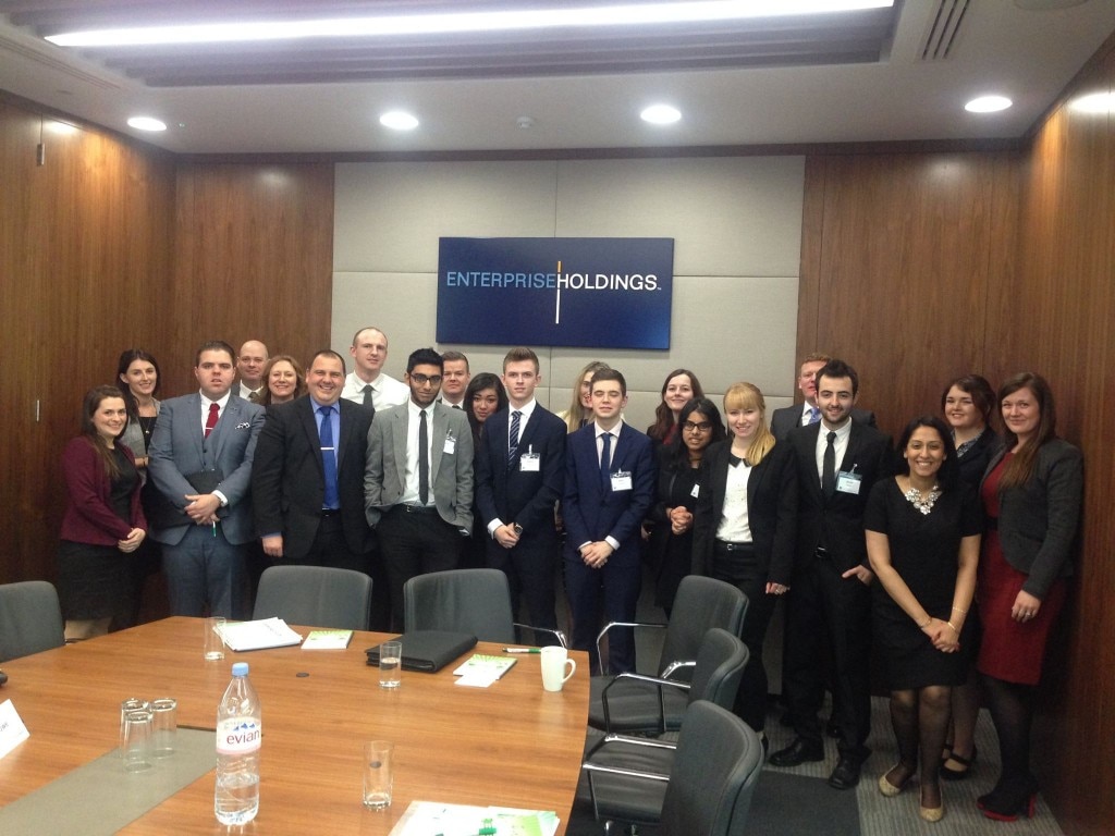 Photo de groupe du stagiaire en gestion dans la salle de conférence