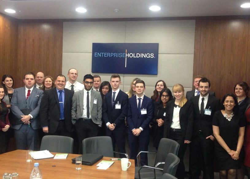 Photo de groupe du stagiaire en gestion dans la salle de conférence