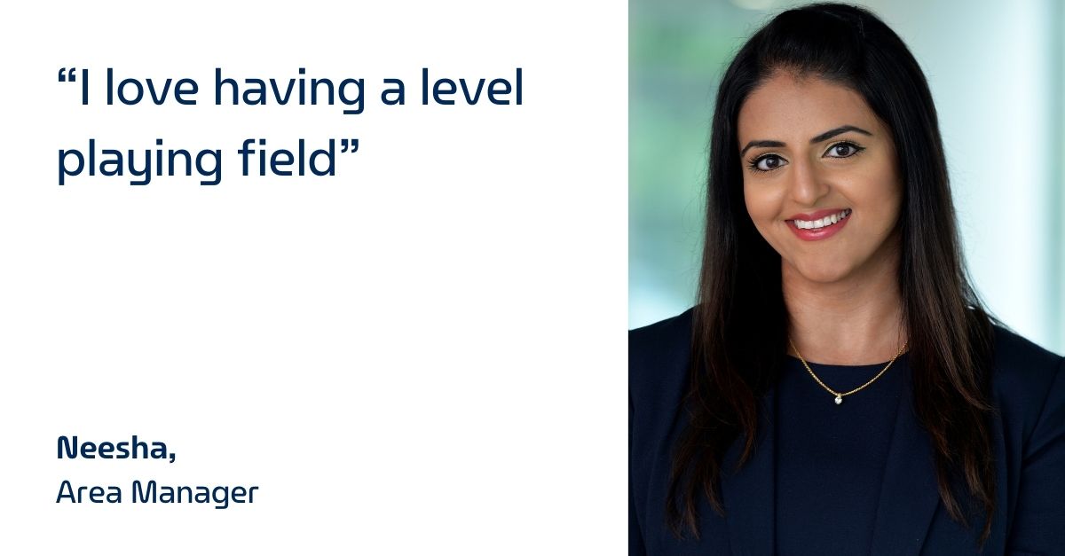 Photo de la tête de Neesha avec citation sur fond blanc