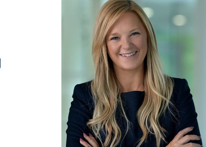 Photo de tête de Laura James avec citation sur fond blanc