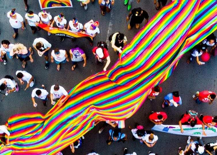 Défilé de LA FIERTÉ avec grand drapeau DE FIERTÉ
