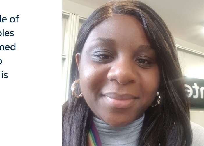 Selfie de JO avec une citation sur fond blanc
