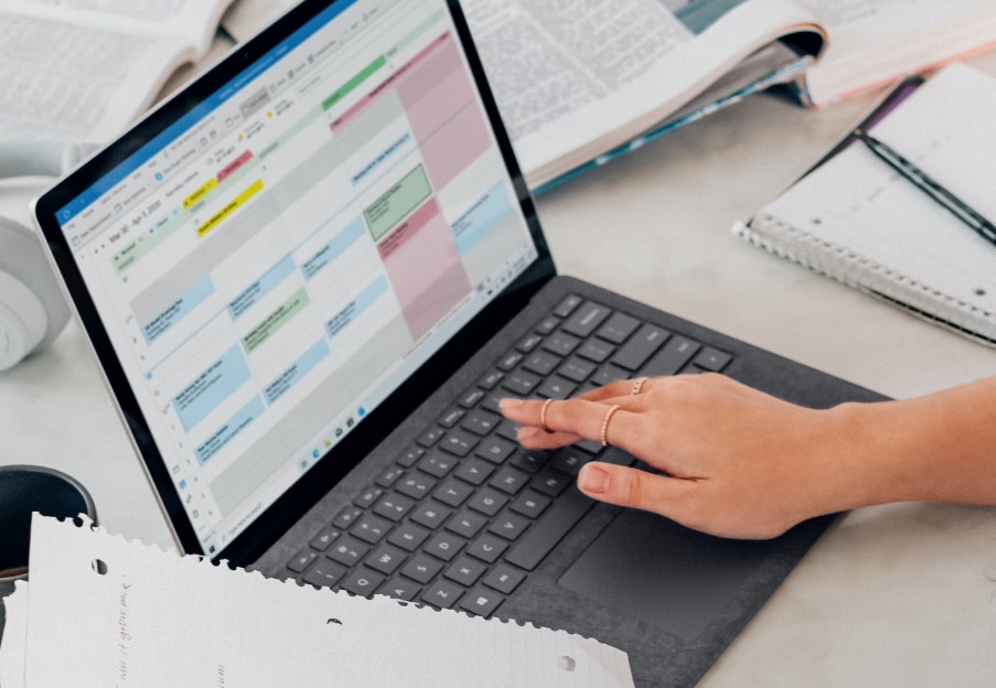 Saisie manuelle sur un ordinateur portable avec calendrier Outlook ouvert
