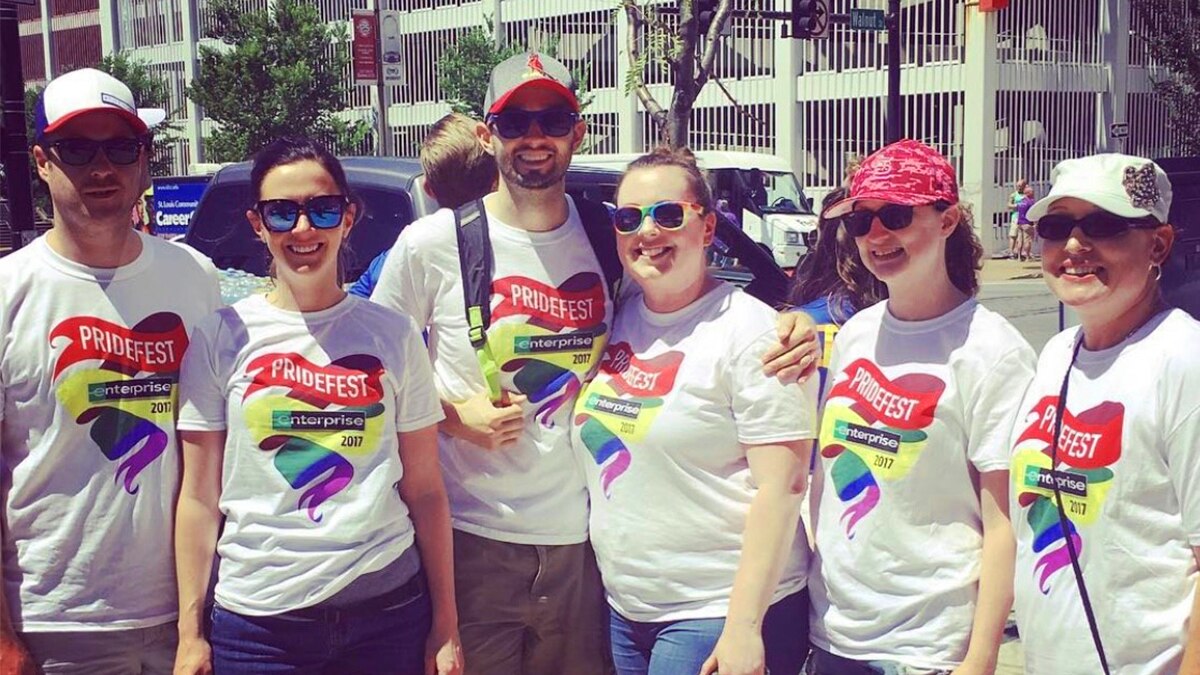 Employés Enterprise en t-shirts PrideFest