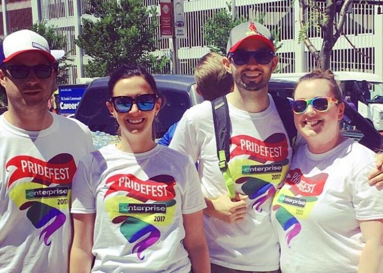 Employés Enterprise en t-shirts PrideFest