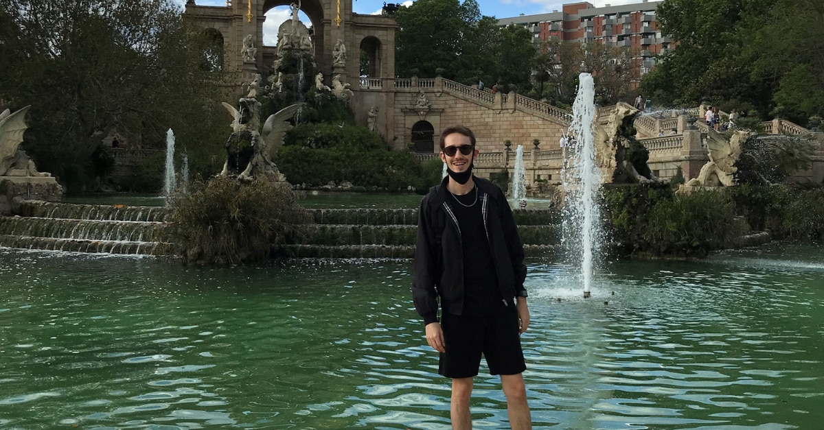 Nicholas devant une fontaine