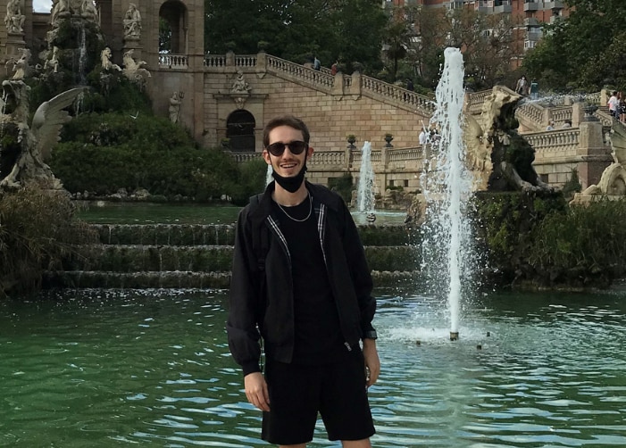 Nicholas devant une fontaine