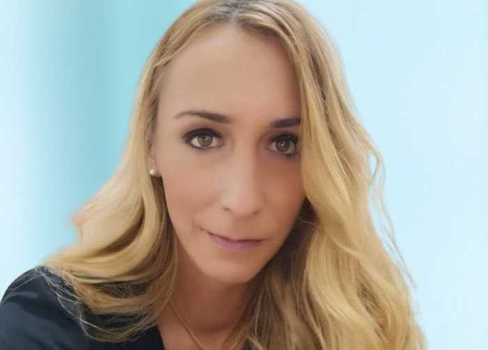 Photo de Teresa Parro sur fond bleu clair