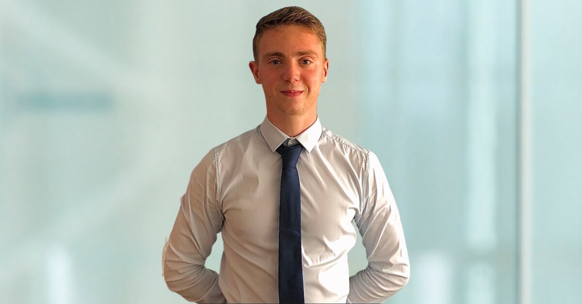 Photo de Fabio dans une chemise blanche et cravate noire sur fond bleu clair