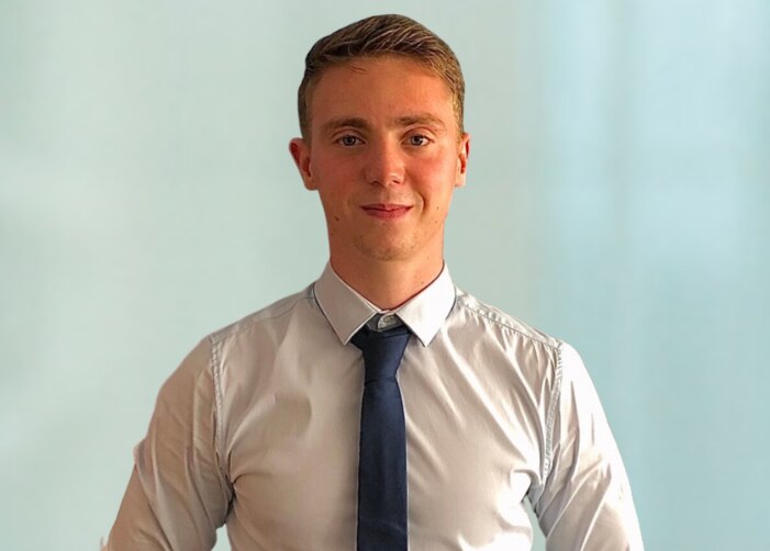 Photo de Fabio dans une chemise blanche et cravate noire sur fond bleu clair