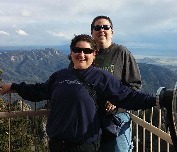 Amy et Ace surplombant une montagne