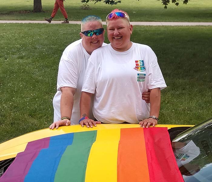 Amy et Ace avec le drapeau DE LA FIERTÉ