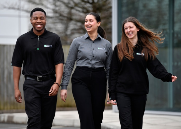 Trois membres de l’équipe Enterprise Mobility marchent et rient