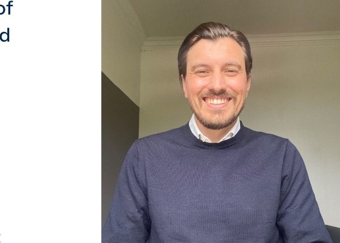 Selfie de Fraser dans un pull gris avec une citation sur fond blanc