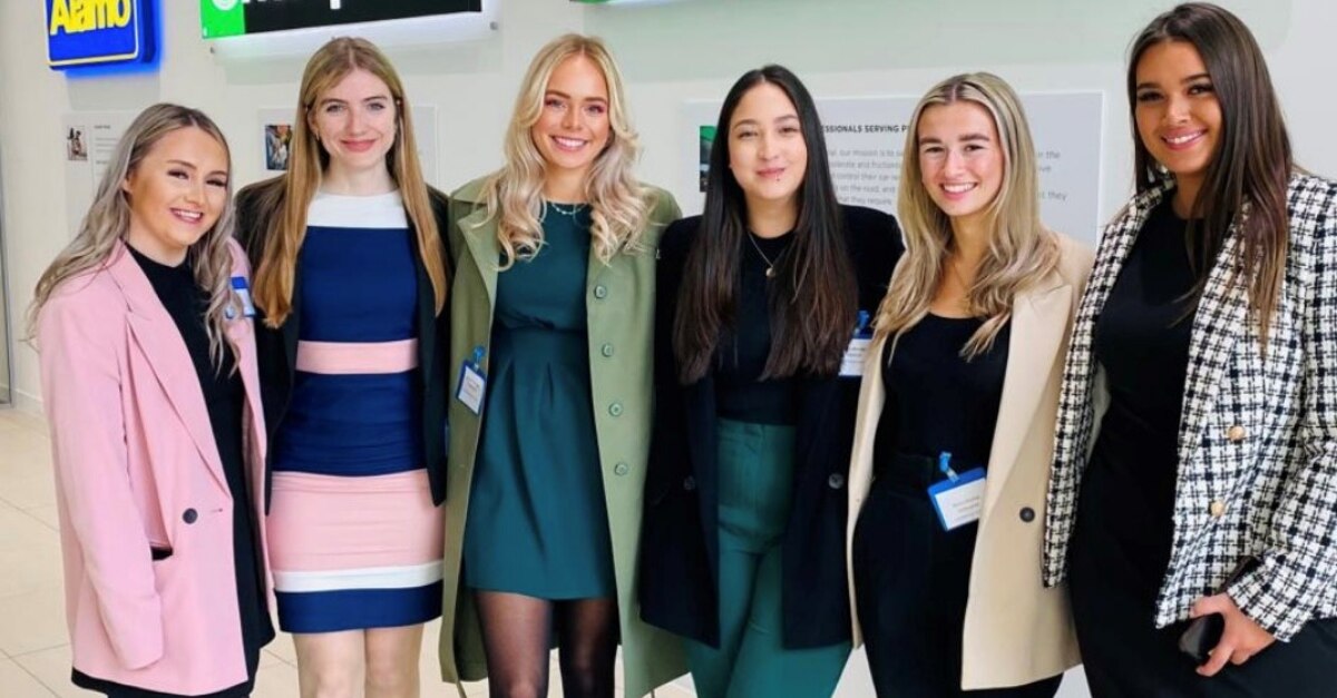 Photo de groupe des stagiaires en tenue professionnelle 2022