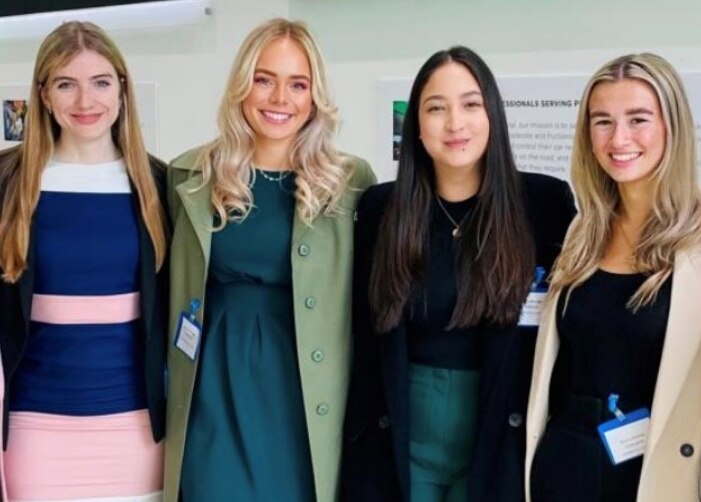Photo de groupe des stagiaires en tenue professionnelle 2022