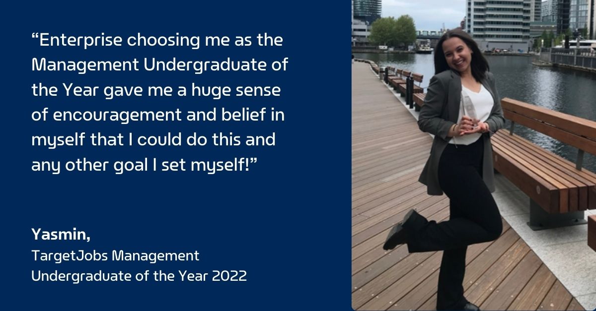 Yasmin sur un quai avec son trophée accompagné d’une citation sur fond bleu