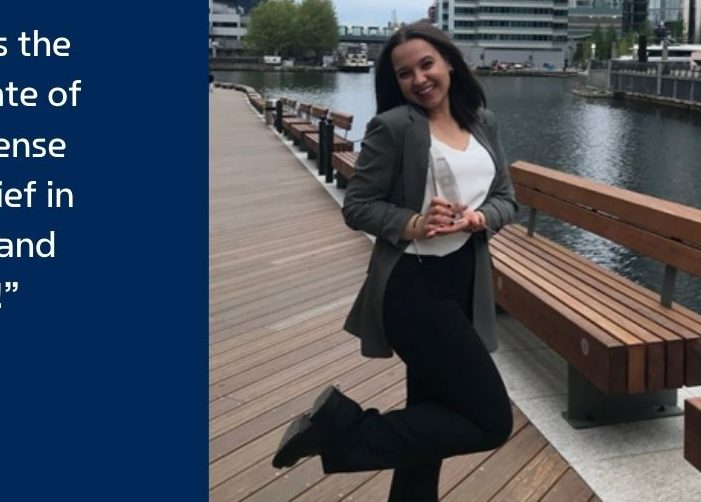 Yasmin sur un quai avec son trophée accompagné d’une citation sur fond bleu