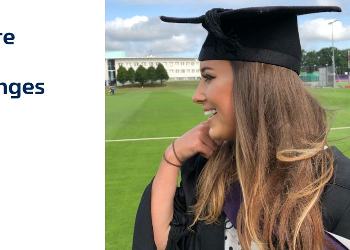 Houx en casquette et robe de graduation avec citation sur fond blanc