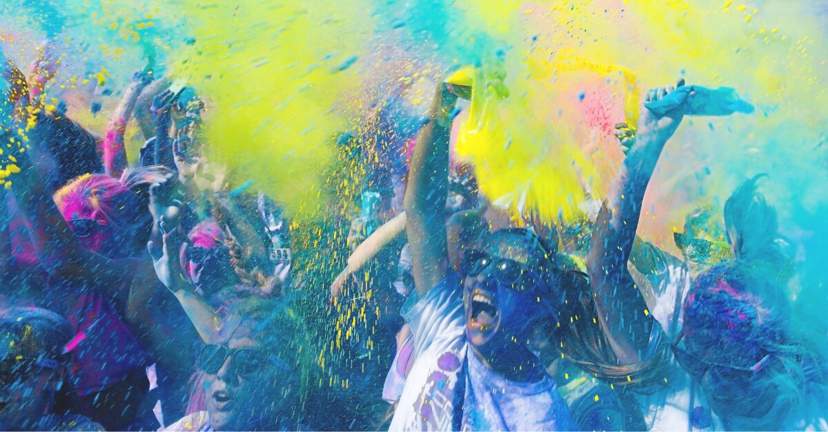 Les étudiants sont couverts de peinture au néon