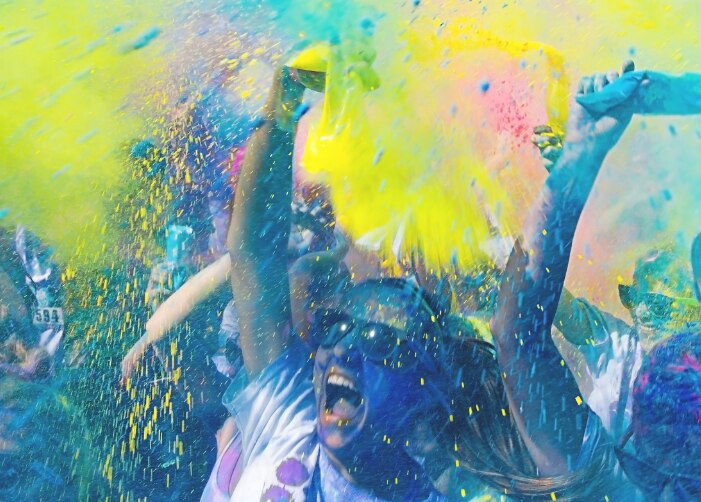 Les étudiants sont couverts de peinture au néon