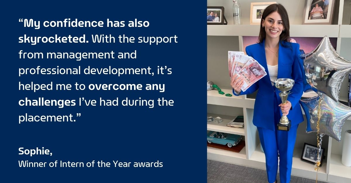 Sophie tenant un trophée, de l'argent et des ballons avec une citation