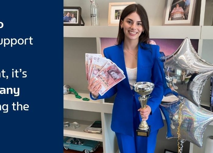 Sophie tenant un trophée, de l'argent et des ballons avec une citation