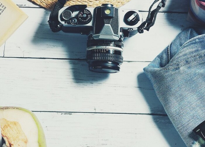 Appareil photo, noix de coco, livre, lunettes, lunettes de soleil, et des jeans