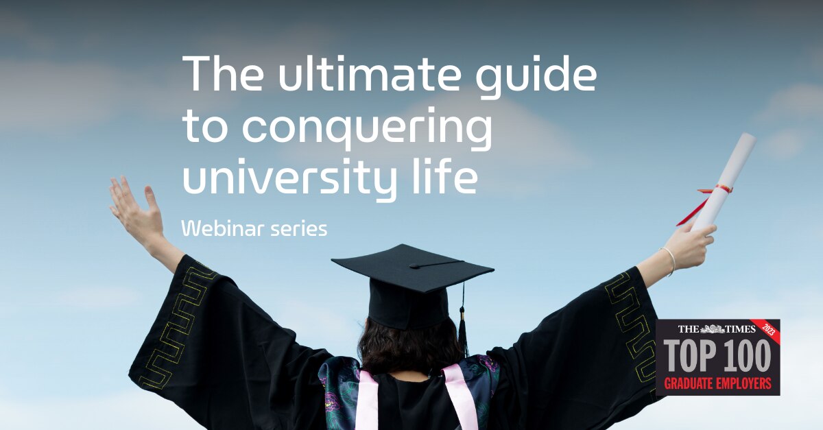 Diplômé en casquette et robe avec diplôme intitulé « le guide ultime pour conquérir la vie universitaire ». Séries de webinaires »
