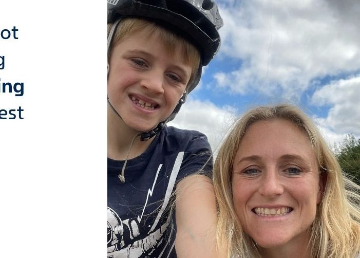 JO avec son fils dans un casque de vélo avec un devis