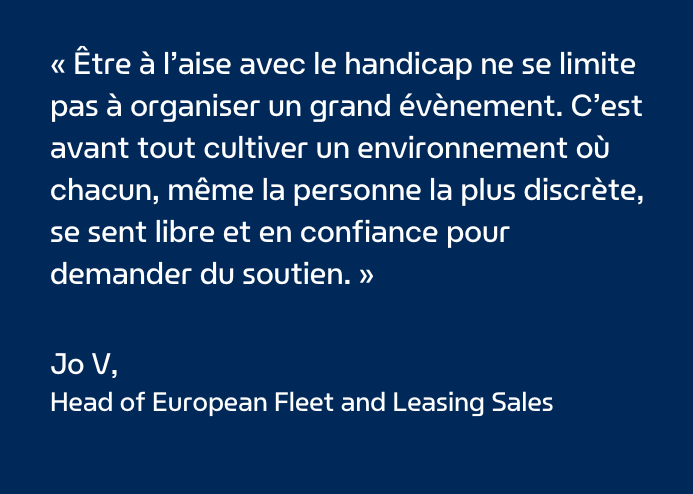 JO avec son fils dans un casque de vélo avec un devis