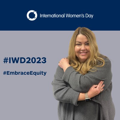 Leigh s'embrassant sur le fond #IWD2023