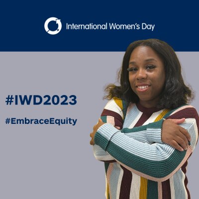 Chantel s'embrassant elle-même sur #IWD2023 fond