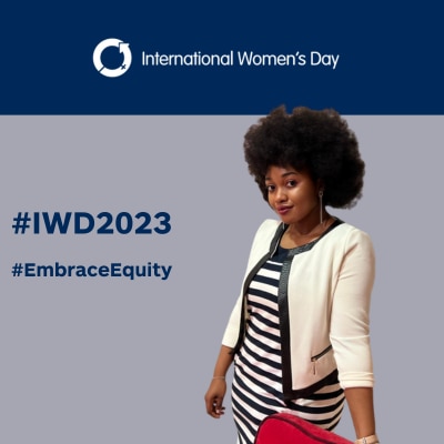 Robe noire et blanche sur fond #IWD2023