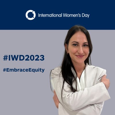 Jenni s'embrassant sur #IWD2023 fond