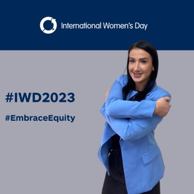 Claire embrassant elle-même sur le fond #IWD2023
