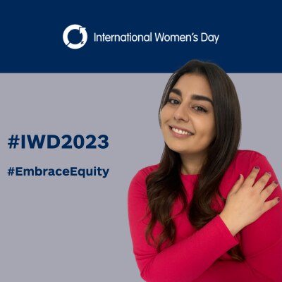 Muke s'embrassant sur le fond #IWD2023