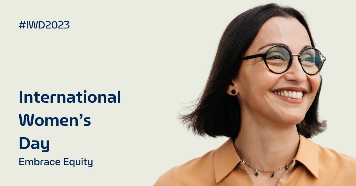 Femme souriant avec « Journée internationale de la femme embrasse l’équité » écrit sur le fond
