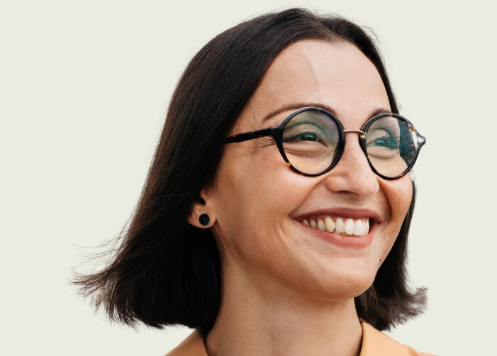 Femme souriant avec « Journée internationale de la femme embrasse l’équité » écrit sur le fond