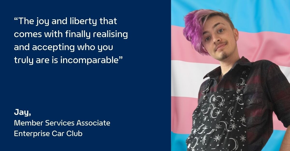 Photo de Jay devant un drapeau bleu, rose et blanc avec citation sur fond bleu