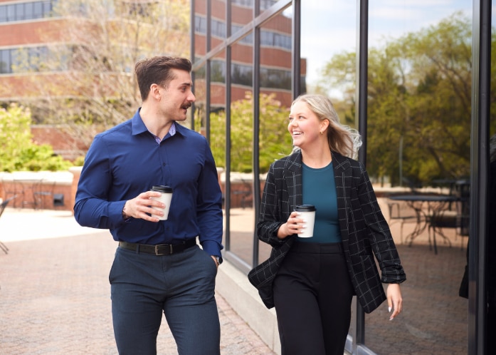 Deux-employes-Enterprise-Mobility-boivent-du-cafe