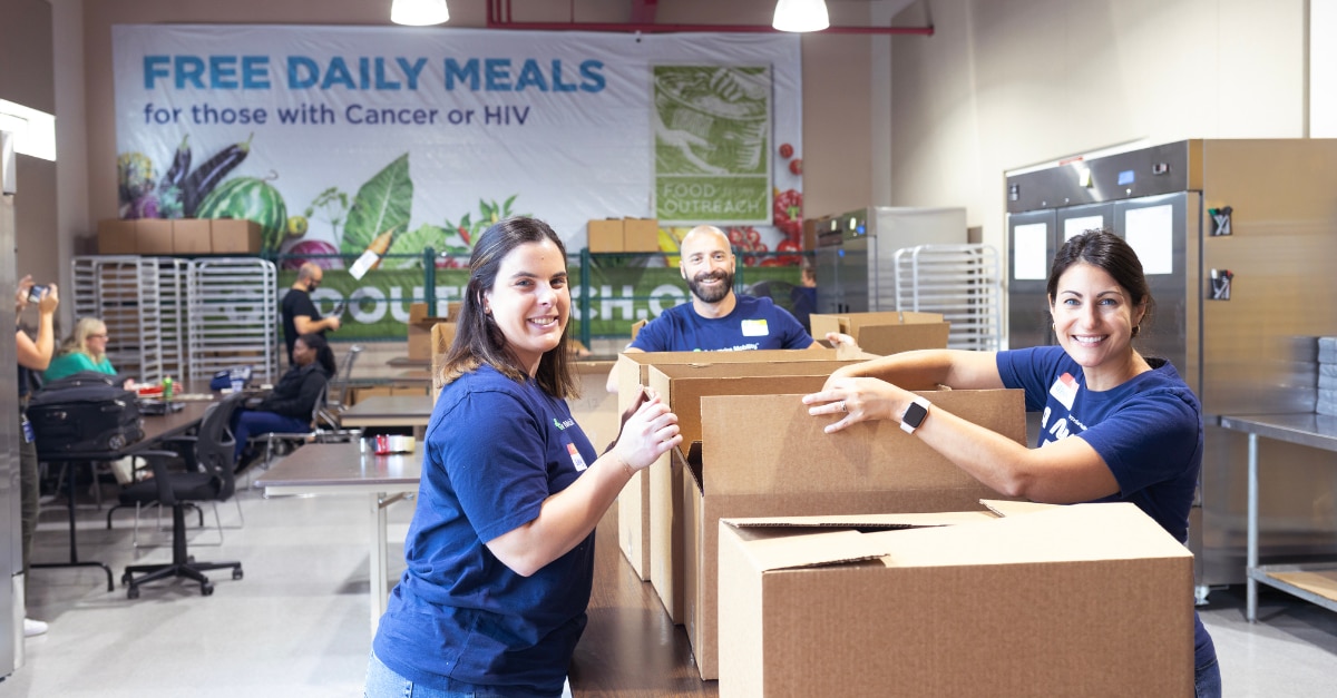 Membres de l’équipe Enterprise Mobility s’engagent bénévolement dans une banque alimentaire.