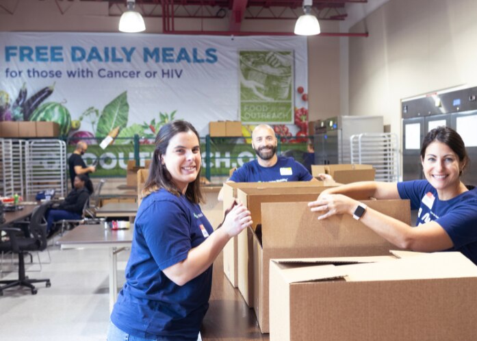 Membres de l’équipe Enterprise Mobility s’engagent bénévolement dans une banque alimentaire.