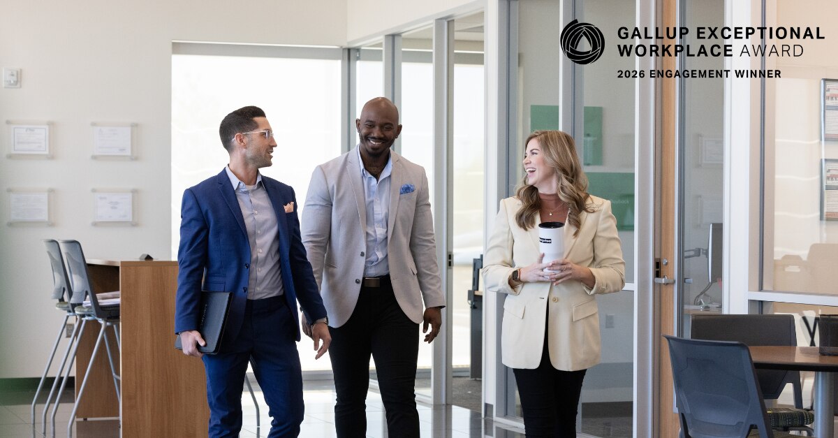  Membres de l’équipe d’Enterprise Mobility en train de rire et de marcher