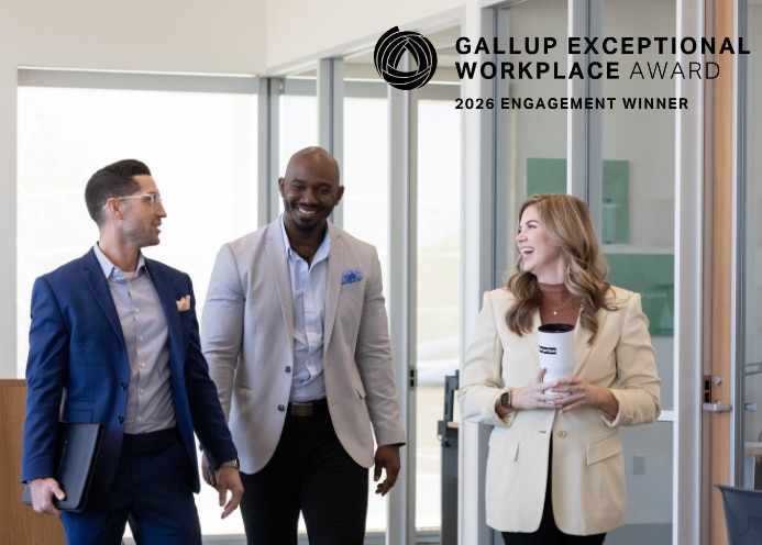  Membres de l’équipe d’Enterprise Mobility en train de rire et de marcher