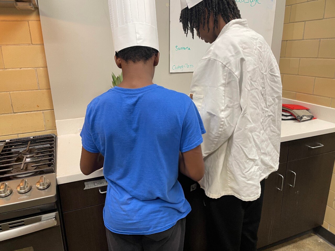 Deux personnes en train de cuisiner