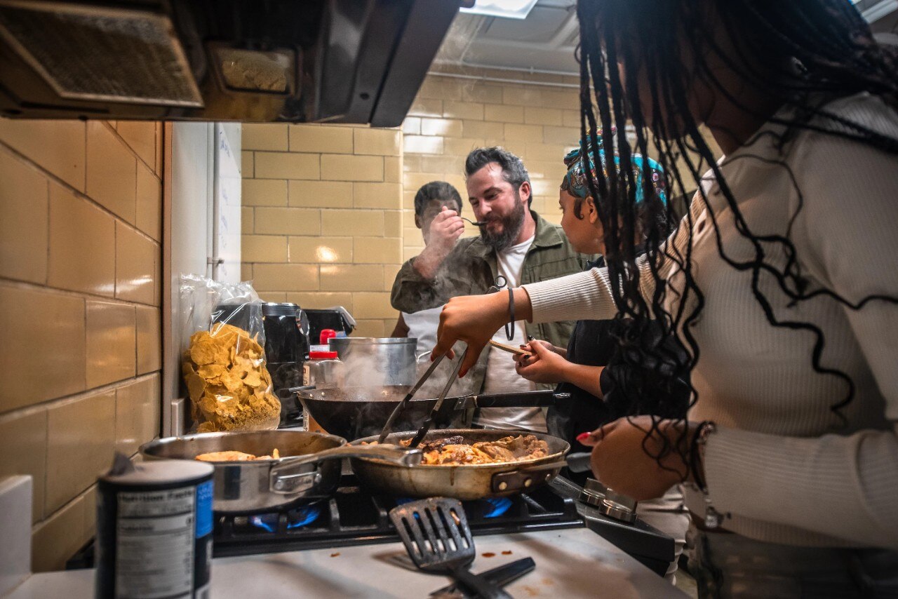 Trois personnes en train de cuisiner