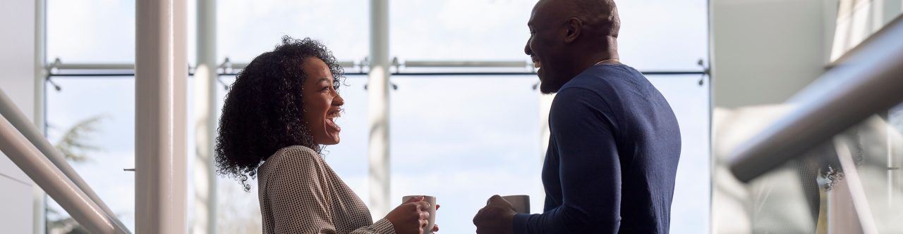 Deux membres de l’équipe Enterprise Mobility buvant un café au siège européen d’Egham, au Royaume-Uni 