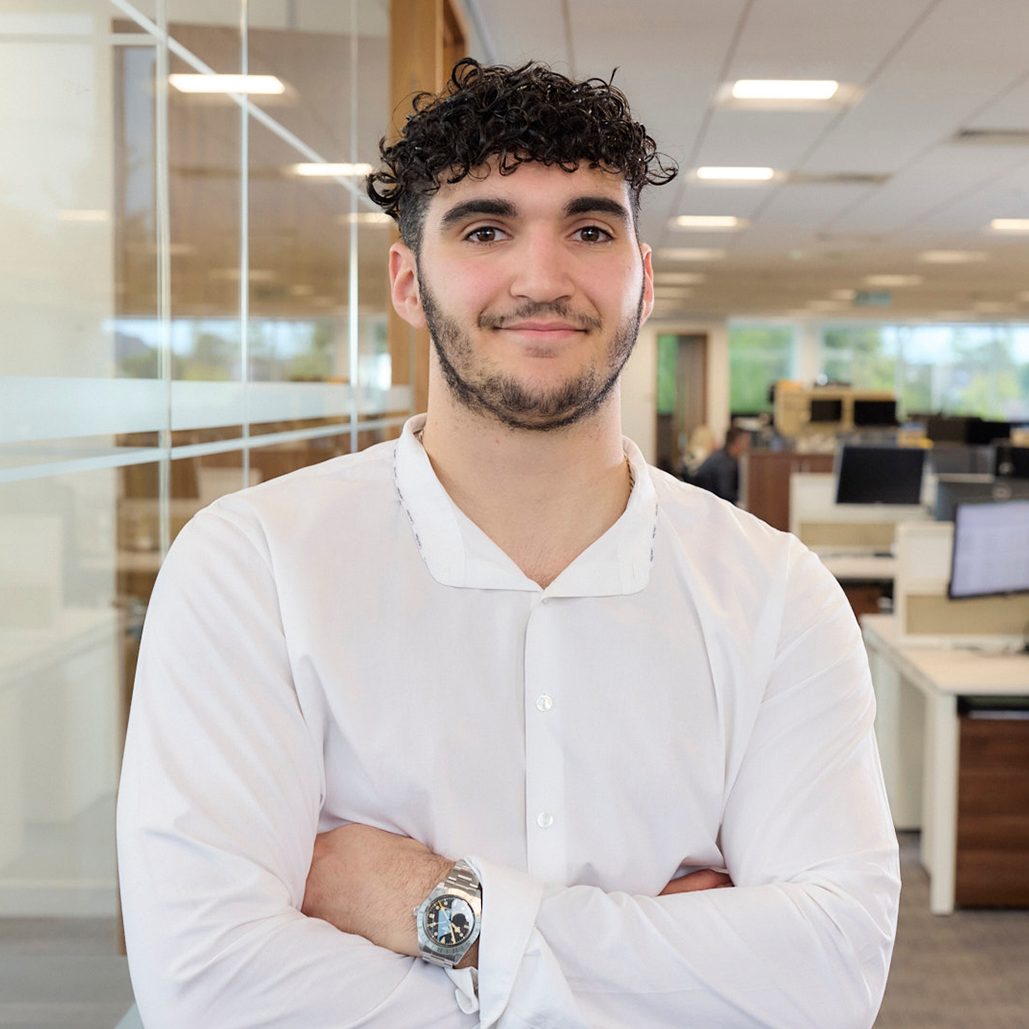 Client souriant à l’objectif de l’appareil photo 