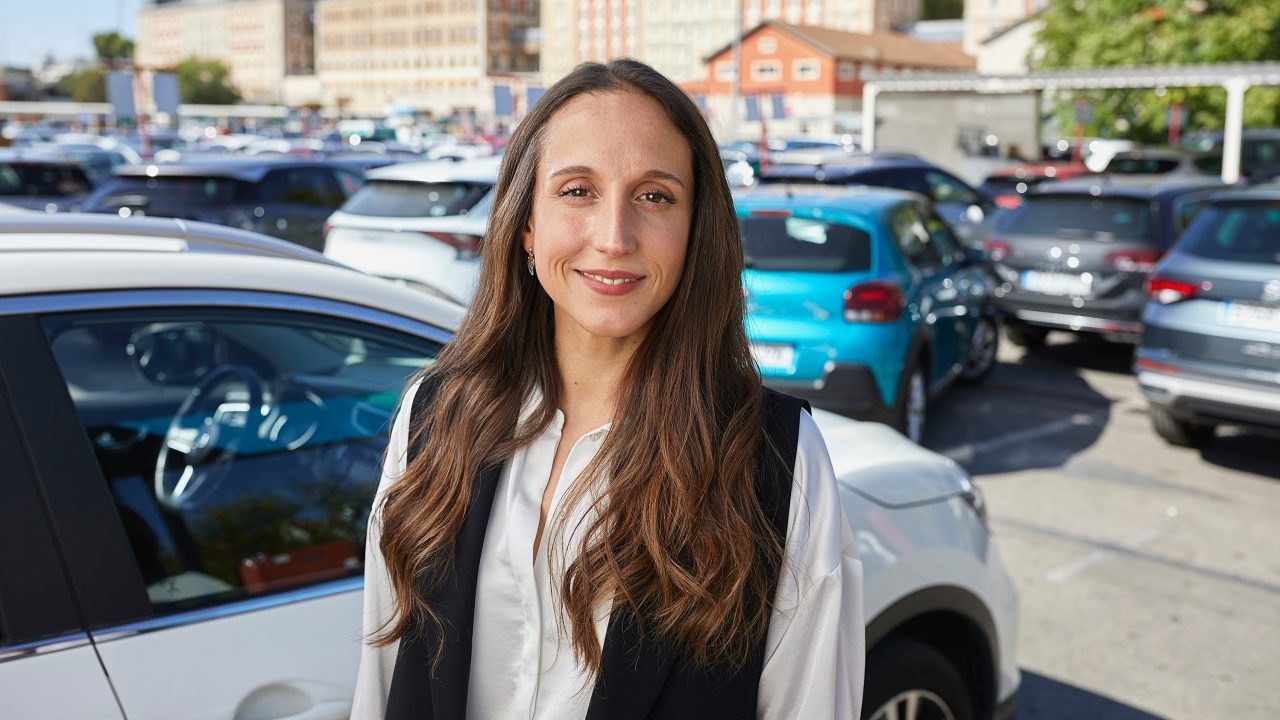 Un membre de l’équipe Enterprise Mobility en train de montrer une voiture à un client. 